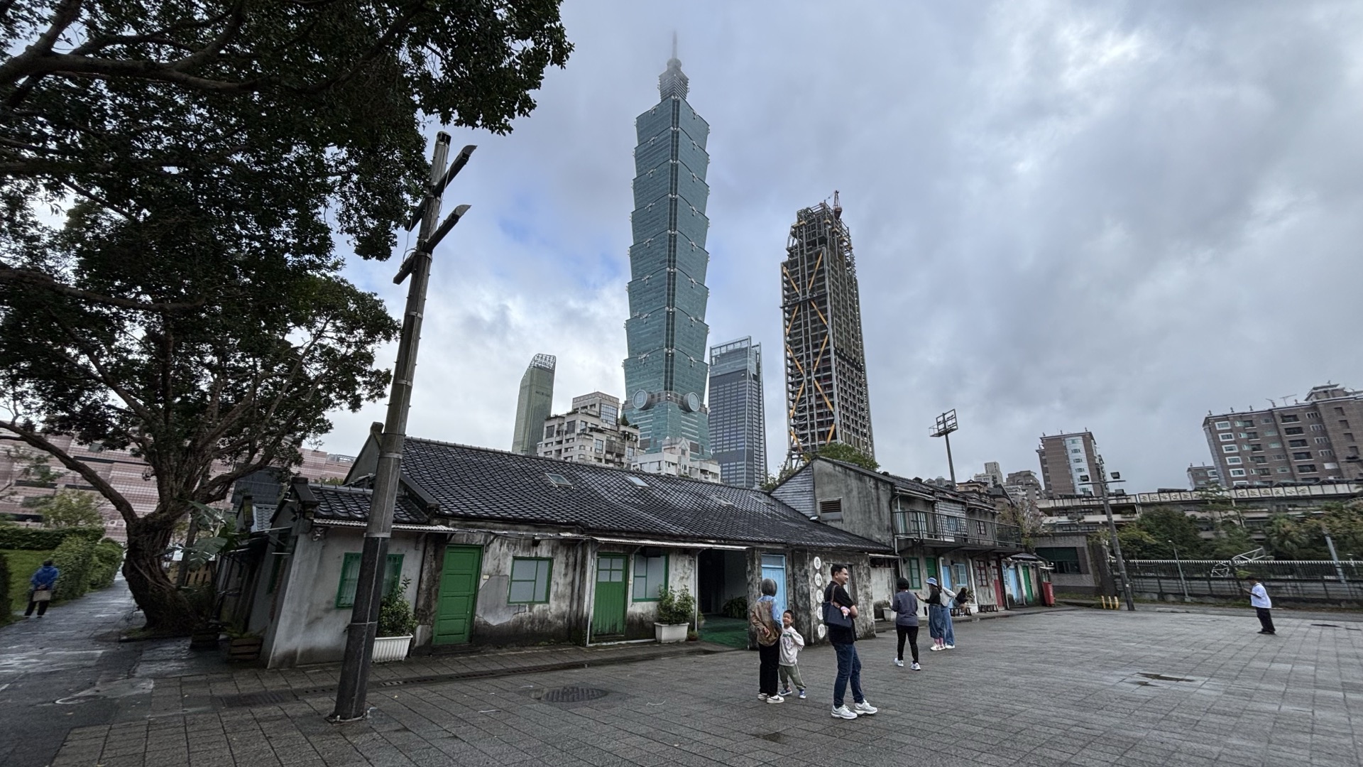 Oblačno nad Taipei 101