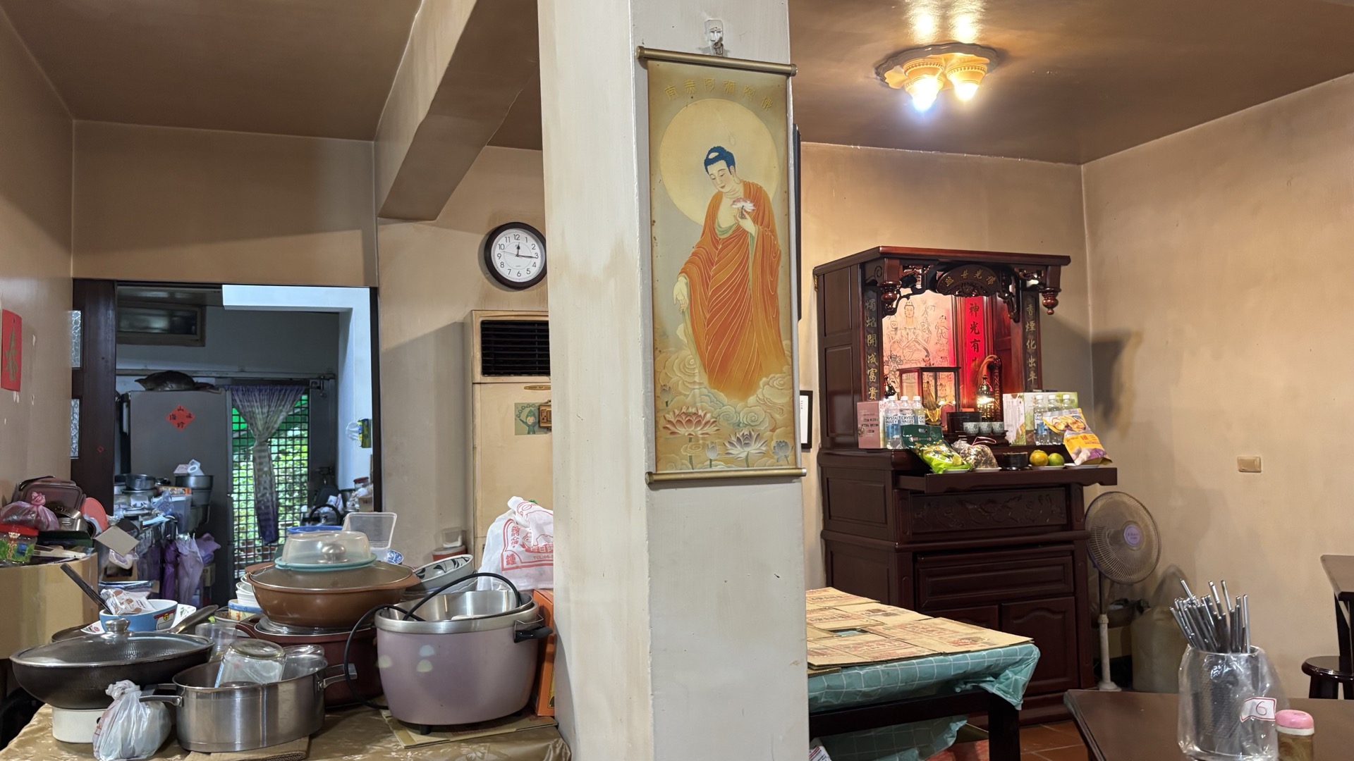 Oltářek a výzdoba uvnitř restaurace